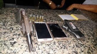 Homem tentou fugir dos policiais, mas foi preso após revólver ser encontrado durante revista. Ele deve responder por porte ilegal de arma de fogo.