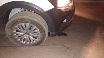 O condutor da moto fugiu mesmo ferido.