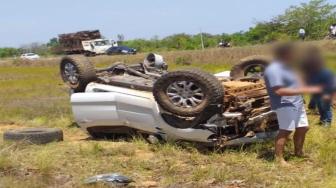 A batida aconteceu perto da entrada da cidade. Com o impacto da colisão, o carro saiu da pista e capotou. Imagens feitas no local do acidente mostram que o veículo parou com as rodas para cima.