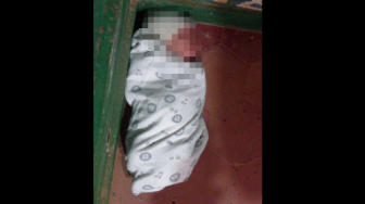 Criança foi resgatada e levada ao hospital; Polícia investiga abandono em prédio público da cidade.