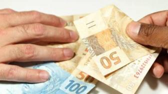 Presidente se reuniu com Guedes antes do anúncio; aumento evita perda inflacionária. Governo definiu R$ 1.039 baseado na projeção do mercado para INPC, mas índice ficou acima do previsto.