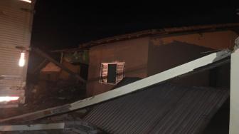 Caso aconteceu no setor São João. Parte do veículo parou dentro de um quarto, mas nenhum morador se feriu.