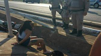 A arma que ela tentou esconder era um revólver calibre 38 e estava com 5 munições intactas.