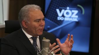Queiroga destacou a importância de vacinar crianças contra a pólio.