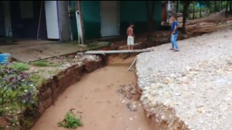 Moradores reclamam dos descasos da gestão que não olha pra esse setor abandonado.