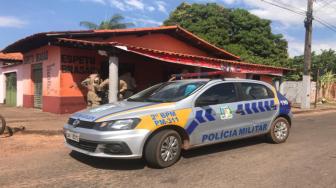 A Polícia Militar foi acionada e a perícia também esteve no local constatando que o homem foi atingido por três tiros, um no braço e dois no tórax.