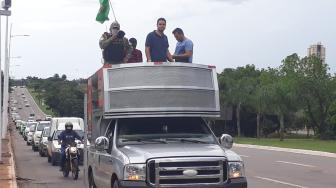 A manifestação causou aglomerações de pessoas contrariando as recomendações do Ministério da Saúde.