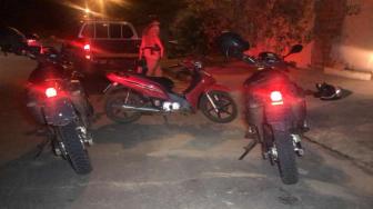 Eles foram parados e durante a revista foi encontrado escondido na cintura do garupa, um simulacro de pistola.