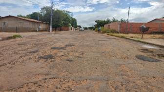 Remendos malfeitos, alagamentos frequentes, escolhas t&eacute;cnicas equivocadas e falta de planejamento revelam o retrato do descaso com a infraestrutura urbana