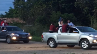 Devido a proibição de aglomerações, padre fez procissão "sozinho".