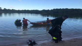 Ele passou mal durante o percurso  na lagoa e se afogou, os amigos ainda tentaram salvar mas não conseguiram