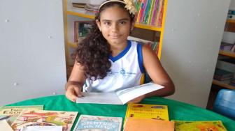 Anne Priscila estuda em escola estadual e recebeu um prêmio por ler 80 livros em três meses.