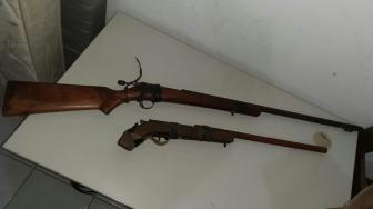 Polícia Militar fez buscas na casa do filho e encontrou duas espingardas e dois frascos contendo pólvora. Vizinhos disseram que suspeito acostumava ameaçar pessoas.