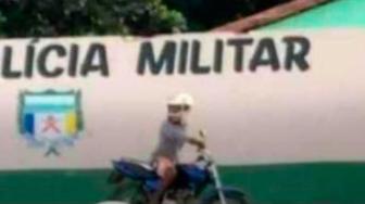 Principal suspeito é o dono do veículo. PM havia apreendido motocicleta minutos antes por causa de irregularidades.