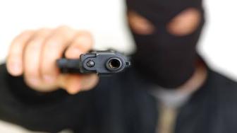 Um dos assaltantes usava tornozeleira eletrônica e tinha saído do presídio há menos de 15 dias. O atirador não foi identificado; caso agora será investigado pela Polícia Civil.