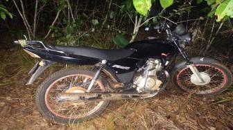 As vítimas informaram à polícia que os homens estavam armados e levaram quatro celulares, uma bolsa com dinheiro e uma motocicleta.