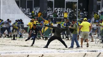 Prédios dos Três Poderem foram vandalizados.