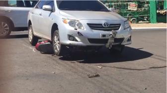 Mulher que conduzia moto teve ferimentos leves e foi levada para UPA. Acidente aconteceu no centro da cidade.