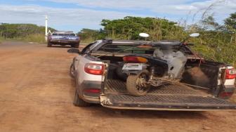 Ele alegou que estava com medo de levar multa porque a porta da carroceria estava aberta. Durante a fiscalização, PM descobriu que a moto transportada pela pick-up tinha sido furtada.