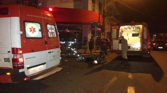 O motociclista ferido foi socorrido pelas equipes do Corpo de Bombeiros e SAMU e encaminhado para atendimento médico, com a suspeita de ter fraturado a clavícula.