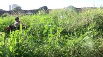 A mulher reagiu gritando por socorro e o bandido desistiu de roubar e fugiu para dentro de um lote baldio com mato alto próximo ao local.