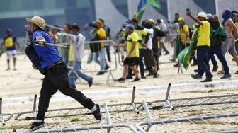 Manifestantes ainda permanecem na Praça dos Três Poderes.