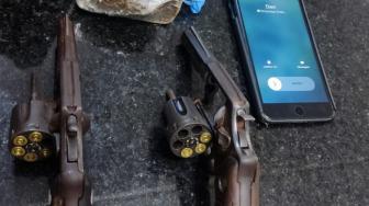 Os suspeitos trocaram tiros com os policiais militares, porém acabaram sendo presos. Duas armas de fogo foram apreendidas, juntamente com substâncias entorpecentes e dois veículos, em Araguaína.