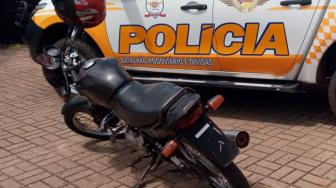 Durante a abordagem, os militares do RED notaram sinais de adulteração no chassi da moto. Ao consultarem o sistema de Base, este acusou que se tratava de um veículo roubado..