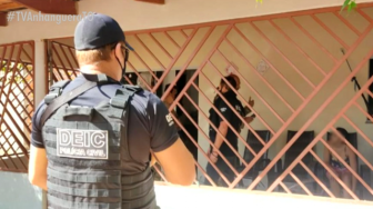 Um homem foi preso em flagrante por possuir munições de arma de fogo em casa.