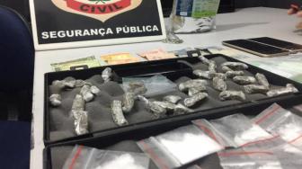 A polícia encontrou 34 buchas de maconha e 13 papelotes de cocaína. O jovem preso tem 20 anos.