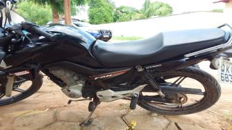 O proprietário costuma deixar a moto na área da casa com o pescoço trancado, mesmo assim não foi suficiente para evitar que fosse furtada.