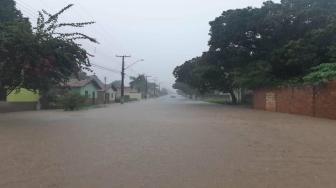 A principal avenida de Filadélfia fica alagada com a chuva deste sábado (04).
