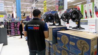 Foram três autos por publicidade enganosa e um por ausência de precificação. Algumas situações foram denunciadas por consumidores.