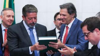 Ministro Haddad entregou projeto de lei complementar ao Congresso.