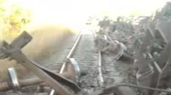 O trem estava carregado de milho e a carga ficou espalhada pelo chão.