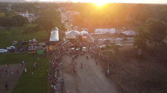 O evento vai até o fim da tarde desde domingo (16), durante a manhã, motoqueiros irão partir para a tradicional trilha na mata.