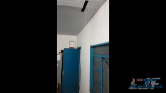 O vídeo mostra a água caindo até pelo o teto.