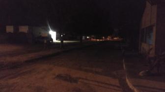 Os moradores reclamam da falta de iluminação e dos buracos na rua do Hospital Municipal.