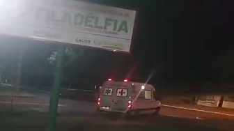 Incidente ocorreu enquanto a jovem tomava banho; vítima apresentou sintomas de rigidez na perna e escurecimento da visão.
