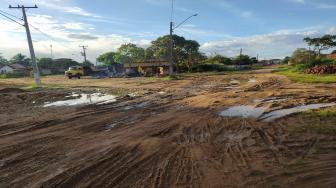 Ruas que levam até esse colégio não são asfaltadas e estão em situação precária. Quando chove, alunos chegam sujos no colégio para assistir as aulas.