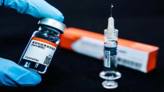 A vacinas atualmente em desenvolvimento e na terceira fase de testes.
