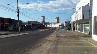 Segunda maior cidade do estado terá medidas mais restritivas até segunda-feira (7). Fiscais saíram às ruas e quem for pego descumprindo proibições pode levar multa de até R$ 1 mil.