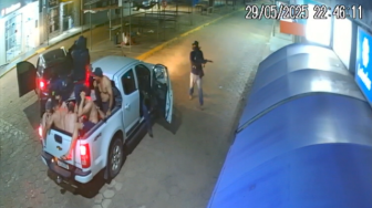 Criminosos fortemente armados invadiram o município por volta das 22h40, fizeram reféns e atearam fogo em veículos durante fuga.