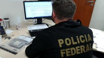 Os mandados foram expedidos pela 4ª Vara Federal de Palmas e cerca de 10 policiais participam da operação iniciada depois de autoridades suíças enviarem comunicados à representação brasileira da Interp