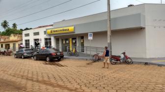 O gerente do Banco do Brasil recomendou que os clientes usassem o cartão em vez de sacar o dinheiro.