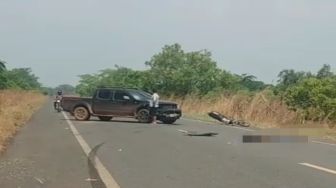 A caminhonete atingiu o motociclista após ele tentar fazer um retorno na rodovia.