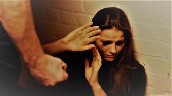 Texto sancionado pelo presidente Jair Bolsonaro prevê que agressor se responsabilize por custos do SUS e de dispositivos de segurança. Regra passa a valer em 45 dias.