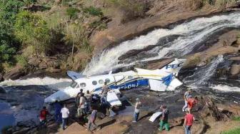 Relatos de pilotos e moradores da região indicaram rompimento de fios perto da pista de pouso de Caratinga. Aeronave teria perdido motor. Cerca de 33 mil moradores ficaram sem energia elétrica.