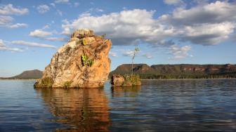 A pedra fica no meio do Rio Tocantins, no povoado de Cana-brava, 19km de Filadélfia.