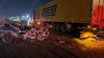 No primeiro acidente um carro bateu na traseira de uma carreta dos Correios, na entrada da cidade. O segundo aconteceu após na fila de veículos que se formou por causa do bloqueio na rodovia.